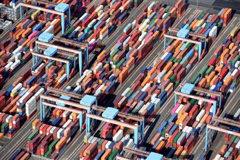 Немецкая SMS Group разработала технологию, которая может позволить портам хранить втрое больше контейнеров. При этом она обещает решить хроническую проблему отрасли — обеспечить прямой доступ к любому контейнеру без необходимости двигать остальные. Это редкий ныне пример того, как революционную идею предлагает компания из Германии.